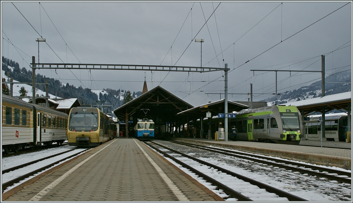 Grosser Bahnhof in Zweisimmen: links steht ein  Lenker-Pendel , daneben der MOB ABDe 8/8 4002 und rechts im Bild wartet ein  Lötschberger  auf die Abfahrt nach Bern.
24. Nov. 2013