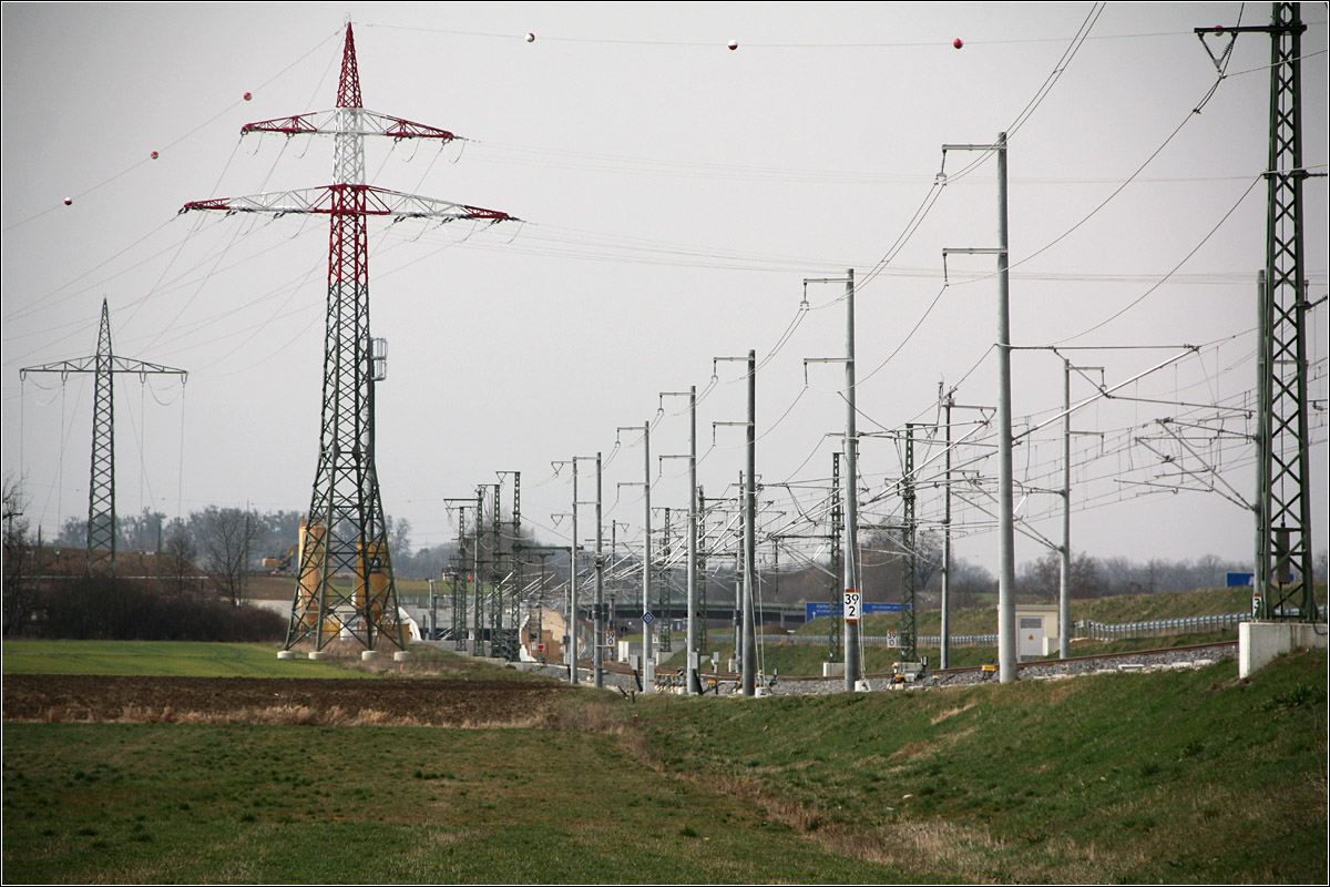 Großer Energiebedarf - 

... hat eine derartige Schnellfahrstrecke. Die Mär vom angeblichen schnellsten Klimaschützer stimmt einfach nicht. Welche Menge an grauer Energie allein im Bau einer derartigen Strecke steckt mit ihren vielen Tunnels. Möglichst wenig Energie zu verbrauchen ist die einzig richte Art das Klima zu schützen. Bei aller Faszination auch ein paar kritische Worte.

Blick auf die Neubaustrecke Wendlingen - Ulm bei Kirchheim/Teck mit dem Ostportal des über 8 km langen Albvorlandtunnel.

16.03.2022 (M)