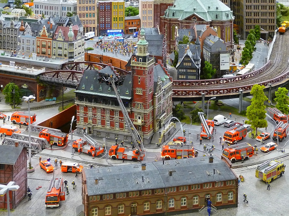 Großer Feuerwehr-Einsatz im MiWuLa Hamburg, 8.9.15