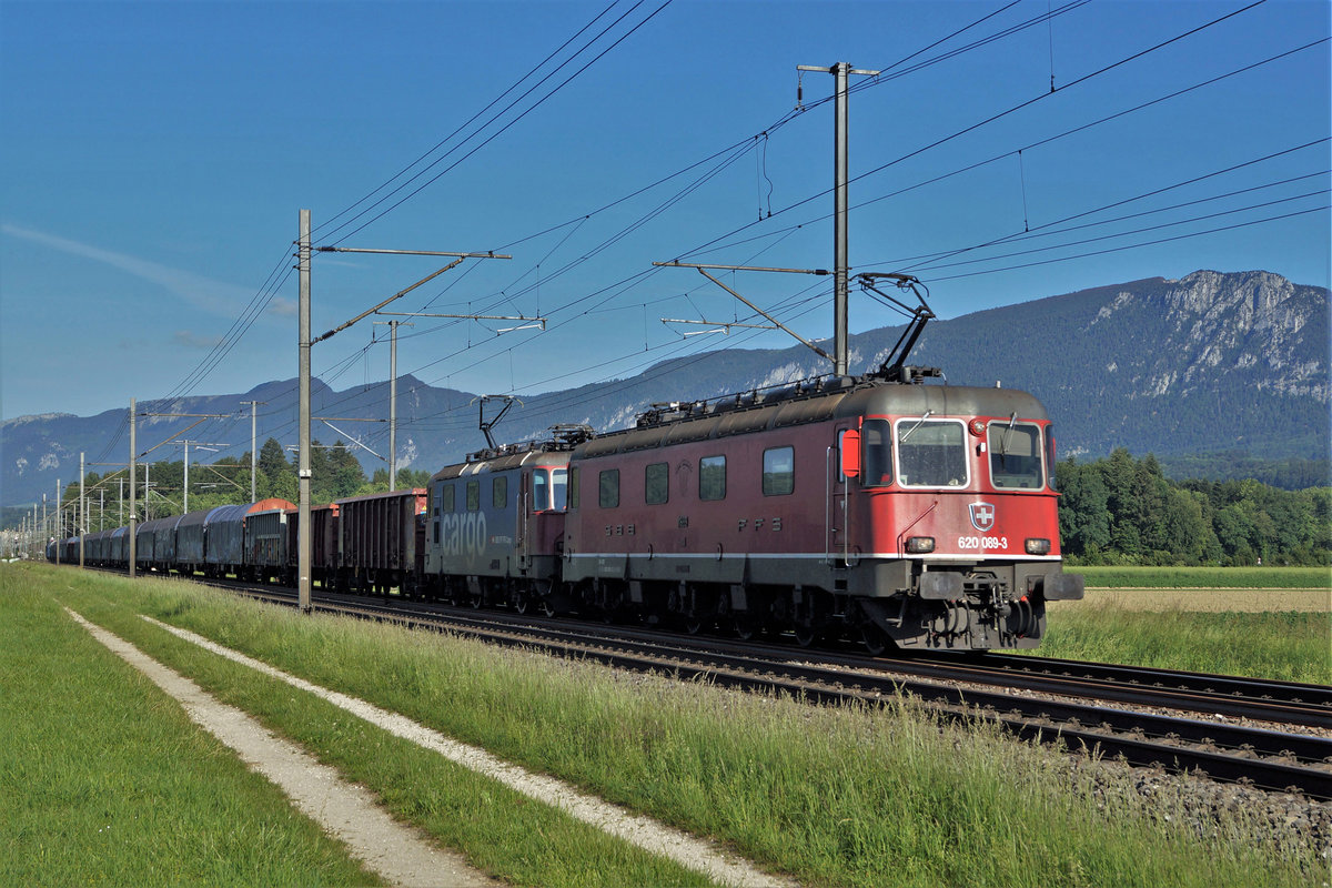 Grosser Güterverkehr in Gerlafingen am 25. Mai 2020.
Die meisten Güterzüge zum Stahlwerk Gerlafingen verkehren mit Re 620 und ab und zu mit einer Re 4/4. Sehr selten sind die Traktionen mit Re 10 und Re 620 Doppeltraktionen.
Die sehr seltene Re 10 ab Gerlafingen mit der Re 620 089-3  GERA-GAMBAROGNO  an der Zugsspitze bei Deitingen.
Trotz dem zu dieser Tageszeit noch nicht optimalen Sonnenstand wurde diese Rarität vor der herrlichen Kulisse der ersten Jurakette verewigt.
Foto: Walter Ruetsch
