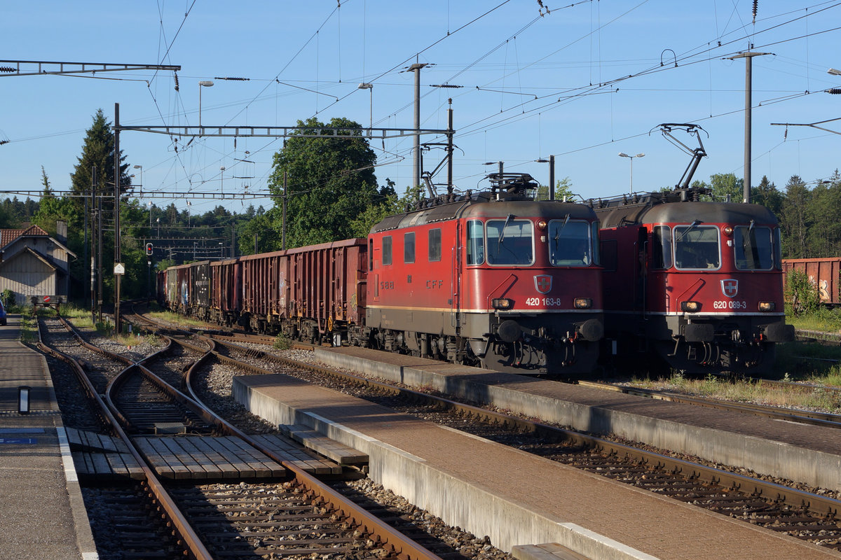 Grosser Güterverkehr in Gerlafingen am 25. Mai 2020.
Am frühen Morgen warteten gleich zwei Güterzüge mit Re 420 163-3 und einer eher seltenen Re 10/10 bestehend aus der Re 620 089-3  GERA-GAMBAROGNO  an der Spitze auf ihre baldige Abfahrt.
Schon während dieser Aufnahme haben nun die grossen Umbauarbeiten dieses Bahnhofs begonnen. Somit handelt es sich vorläufig um meine letzten Aufnahmen ab diesem Fotostandort der sich zu einer grossen Baustelle entwickelt hat für längere Zeit.
Foto: Walter Ruetsch
