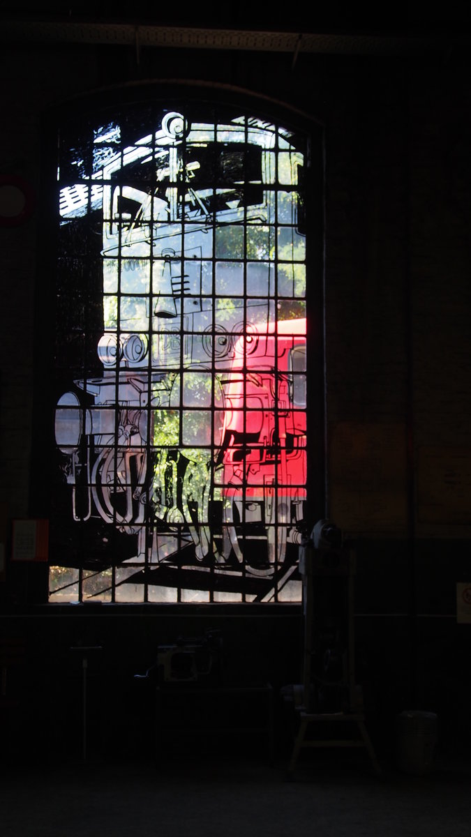 Großes Eisenbahnfest des BW Halle P - Bild im Bild.

Fensterbild  155 001  und im Hintergrund, auf dem Außengelände stehend, eine reale aber unbekannt gebliebene Lok der BR 143.

Halle, der 27. August 2016