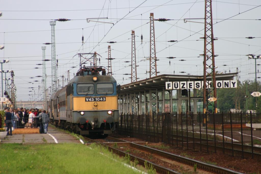 Großes Gedränge herrscht am 25.08.2005 auf dem Bahnsteig im Bahnhof Füszesabony,
als ein Personenzug mit V 431043 in Richtung Miskolc hält.