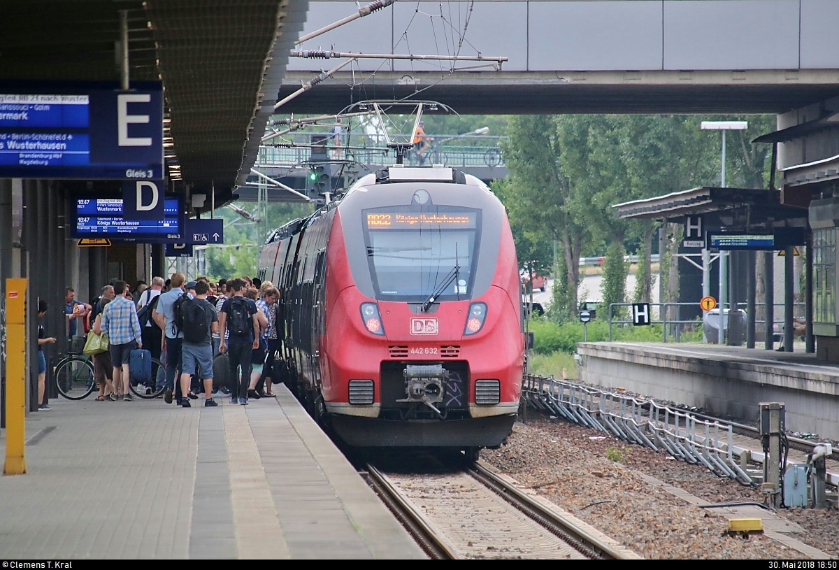 Großes Getümmel im Hauptbahnhof der brandenburgischen Landeshauptstadt:
442 ??? und 442 632 (Bombardier Talent 2) von DB Regio Nordost als RB 18678 (RB21) von Potsdam Griebnitzsee nach Wustermark bzw. RB 18130 (RB21) nach Königs Wusterhausen stehen in Potsdam Hbf auf Gleis 3.
(Neubearbeitung)
[30.5.2018 | 18:50 Uhr]