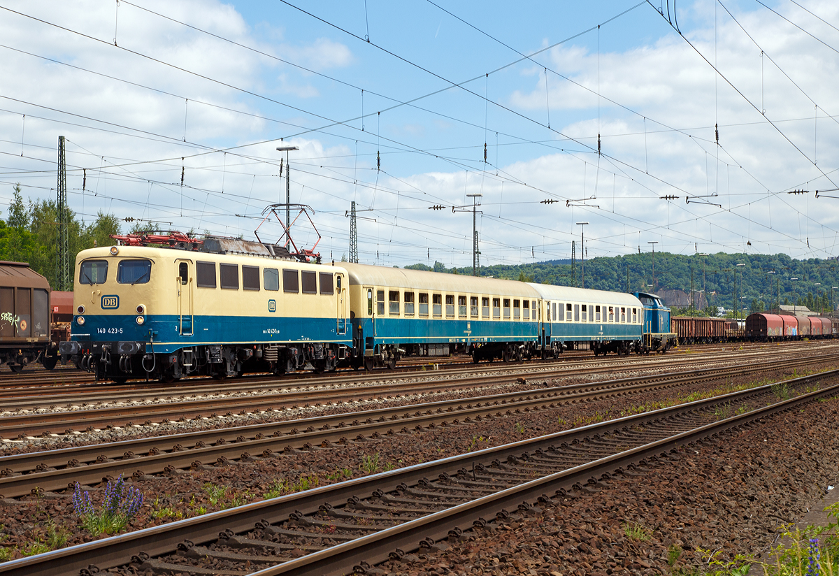 
Großes Sommerfest im DB Museum Koblenz-Lützel am 17. & 18.6.2017 u.a. wurden Pendelfahrten angeboten, hier fährt am 18.06.2017 die 140 423-5 (91 80 6140 423-5 D-DB) vom DB Museum, ex DB E 40 423, mit ihrem Pendelzug. Am Zugende die 212 372-7, ex V100 2372.