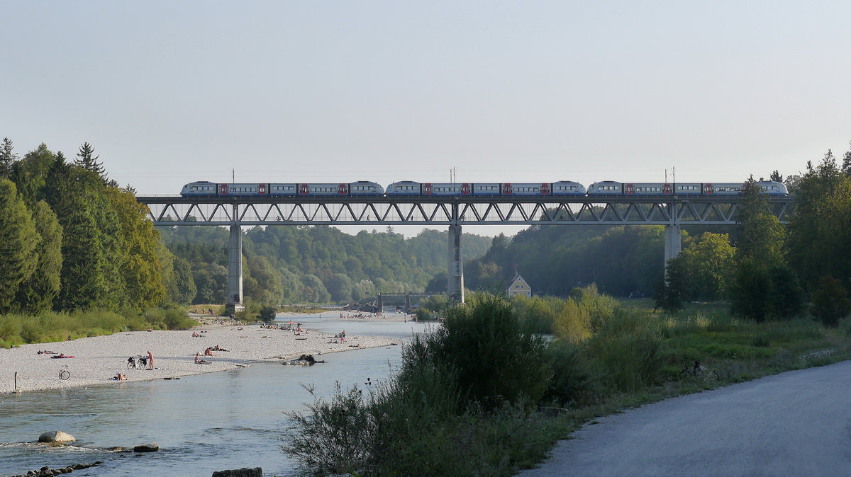 Großhesseloher Brücke über die Isar zwischen Harlaching und Pullach im Isartal (Bahnstrecke München - Holzkirchen); 14.09.2016

