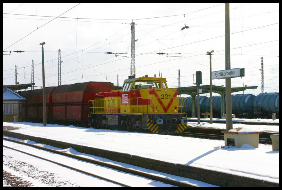 Großkorbetha am 27.2.2005: MEG 221 fährt mit einem Großraumzug durch den Bahnhof in Richtung Halle.