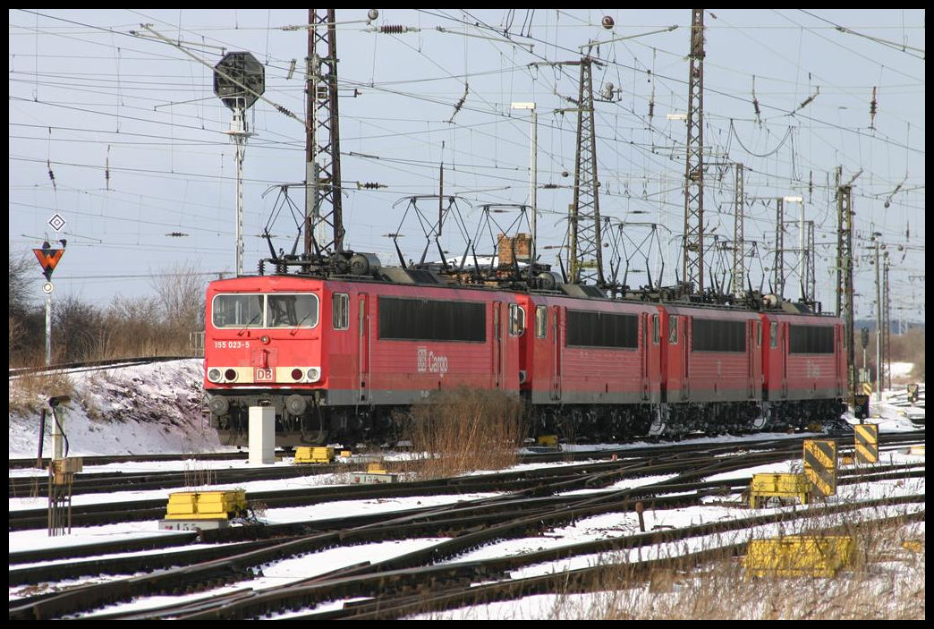 Großkorbetha am 27.2.2005:An der Spitze von vier aufgereihten Lokomotive steht die 155023-5 von DB Cargo.
