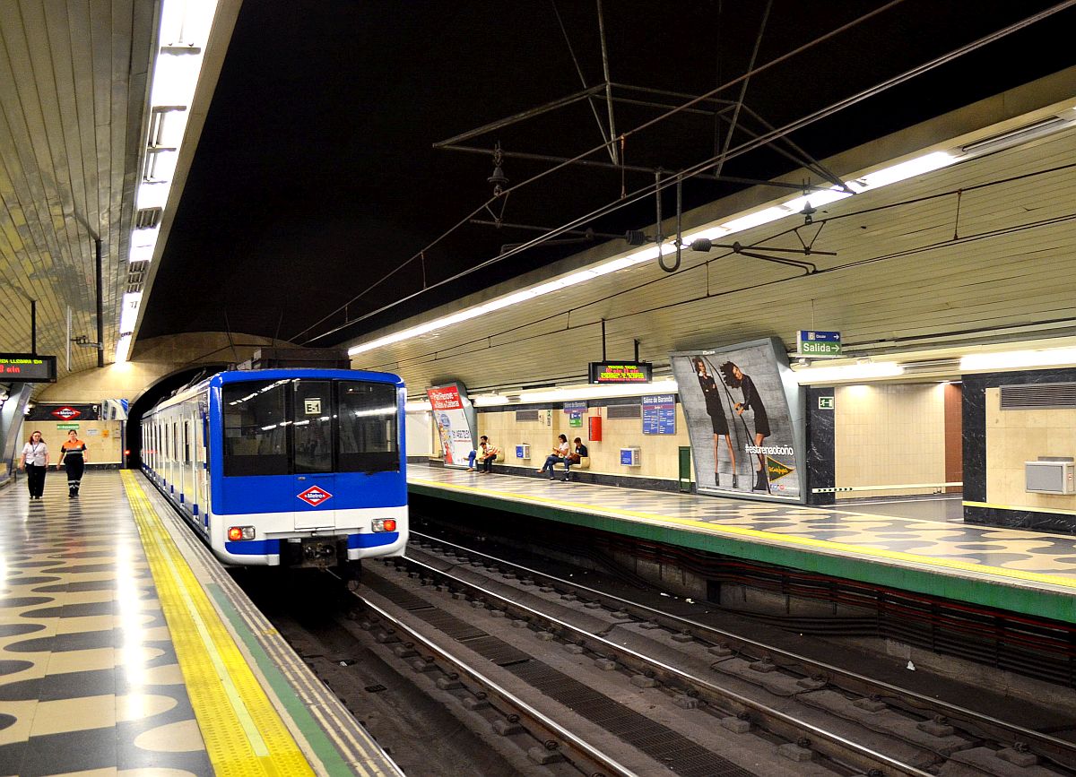 Großprofil-Zug der Madrider Metro in  Sáinz de Baranda , Umsteigestation zwischen den Linien 6 und 9. 27.9.2014
