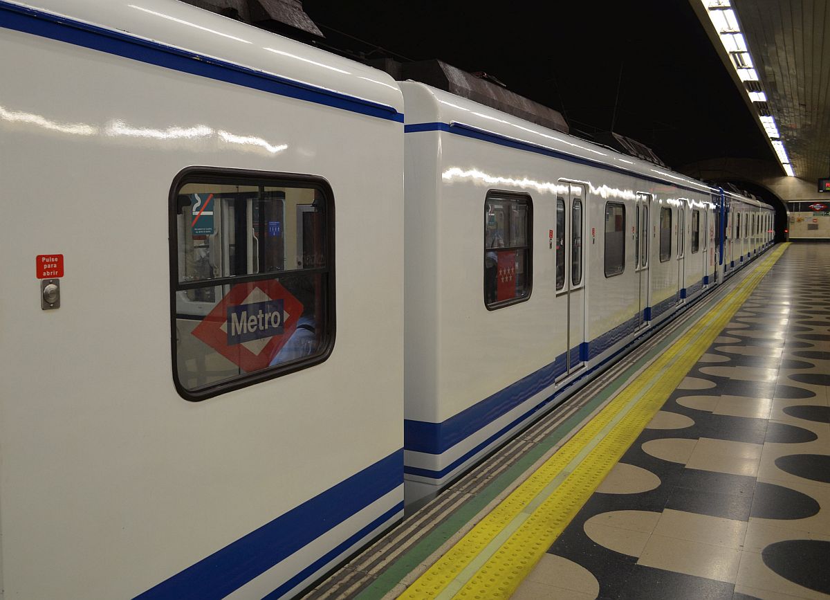 Großprofilzug der Madrider Metro am Bahnsteig von  Sáinz de Baranda . 27.9.2014