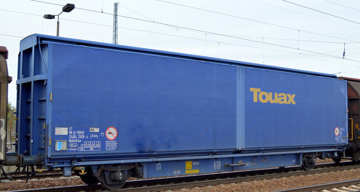 Großräumiger Schiebewandwagen vom Einsteller Touax mit der Nr. 47 80 D-TOUAX 2464 269-4 Hbbi(ll)ns für VW im Einsatz am 06.03.19 Bf. Flughafen Berlin-Schönefeld.