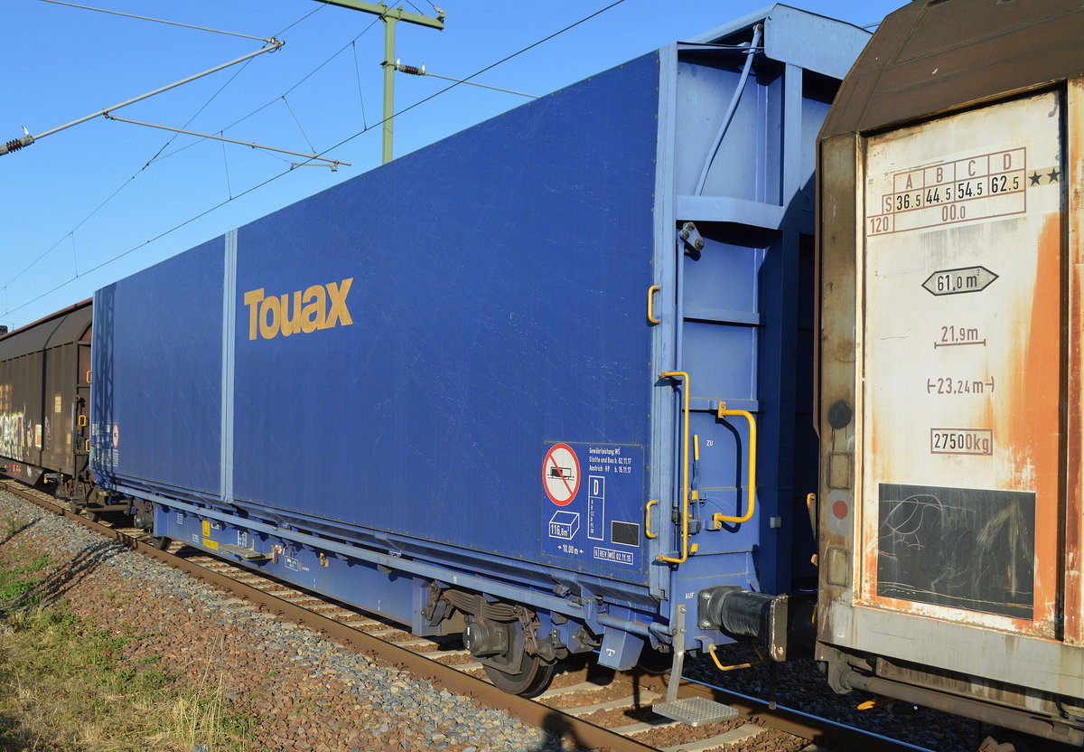 Großräumiger Schiebewandwagen vom Einsteller TOUAX Rail Ltd. mit der Nr. 47 80 D-TOUAX 2464 288-4 Hbbi(ll)ns, diese vor allem hohen großvolumigen Wagen werden gerne bei den PKW Herstellern für große sperrige Fahrzeugteile von den Zulieferern genutzt, 21.08.18 Bf. Flughafen Berlin-Schönefeld. 