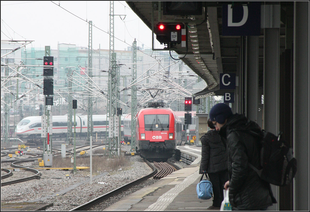 Großstadtbahnhof-Atmosphäre -

Einfahrt des Zuges, Gleis- und Oberleitungswirrwar des Vorfeldes, wartende Reisende auf dem Bahnsteig...
Unser Zug war es nicht, der da einfuhr, aber theoretische (bei anderer Fahrkarte) hätten wir auch mit ihm fahren können. Unser Zug, ein Velaro D, etwas später auf der anderen Bahnsteigseite eingefahren und fuhr zuerst ab.

Stuttgart Hbf, 14.03.2015 (M)
