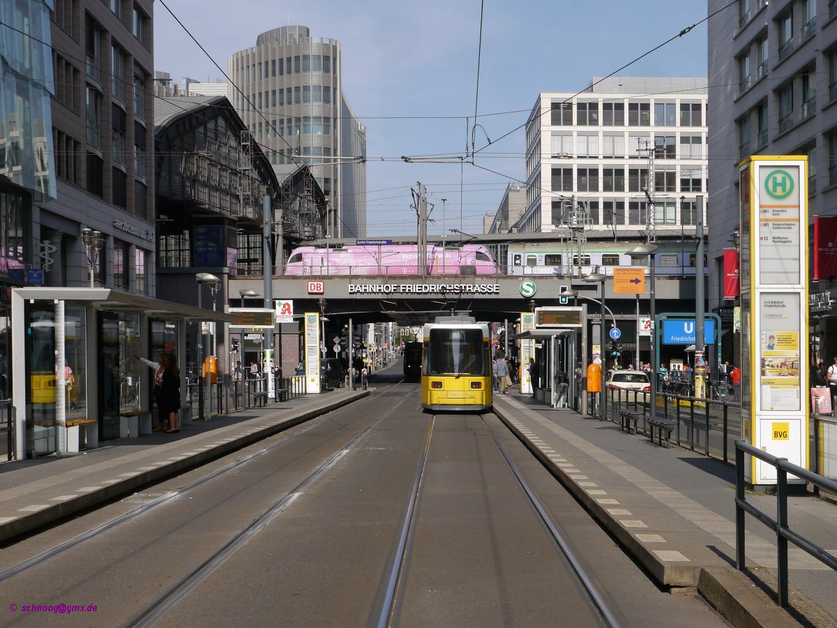 Großstadtbetrieb auf mehreren Ebenen in Berlin-Friedrichstraße.
Oben auf der Stadtbahn fährt gerade die PKPIC-Lok 5_370_001 mit dem Berlin-Warszawa-Express(BWE) aus Warschau ein.
Auf der Friedrichstraße fährt die BVG Tram 1568 auf der Linie M1 nach Rosenthal-Nord.
Rechts geht es dann am U-Bahn-Abgang noch eine Etage tiefer zur U6.
25.09.2016 Berlin-Friedrichstraße