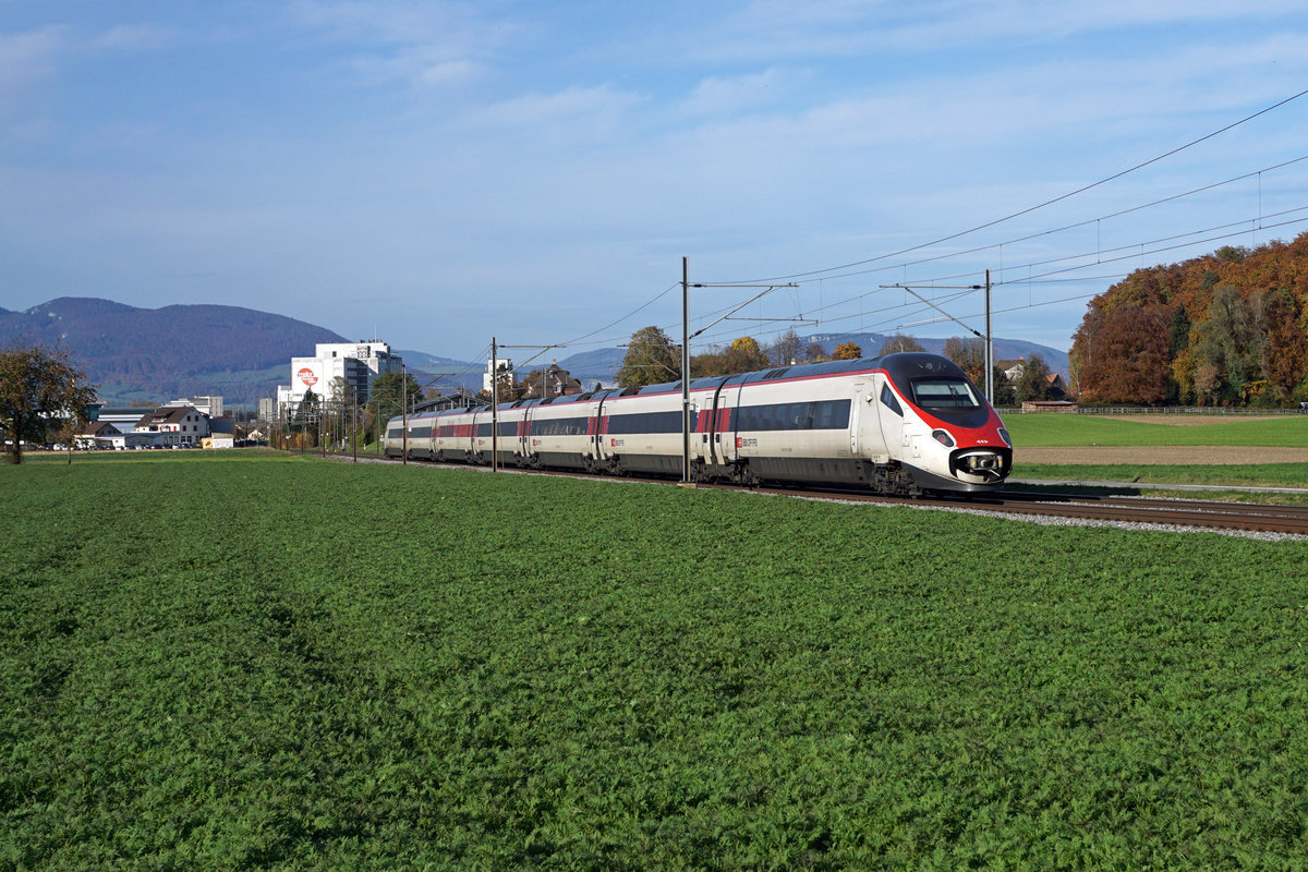 Grossverkehr vom 25. Oktober 2020 auf der alten Stammstrecke Olten-Bern infolge Unterhalts Arbeiten der Neubaustrecke Mattstetten-Rothrist-Bern (NBS).
SBB ETR 610 bei Herzogenbuchsee.
Foto: Walter Ruetsch 
