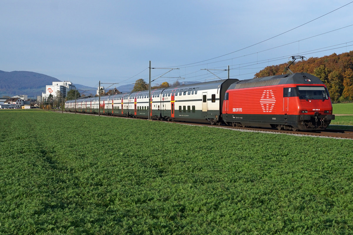 Grossverkehr vom 25. Oktober 2020 auf der alten Stammstrecke Olten-Bern infolge Unterhalts Arbeiten der Neubaustrecke Mattstetten-Rothrist-Bern (NBS).
Re 460 093-8 bei Herzogenbuchsee.
Foto: Walter Ruetsch 
