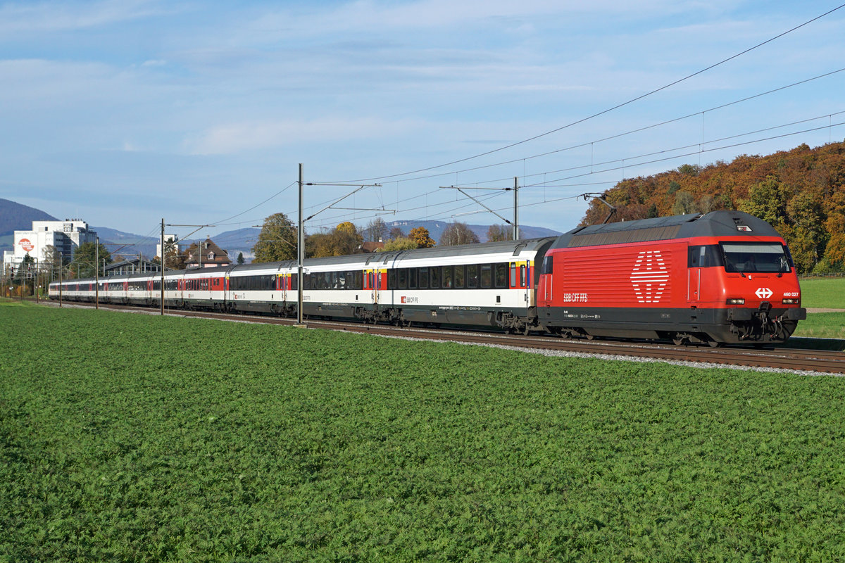 Grossverkehr vom 25. Oktober 2020 auf der alten Stammstrecke Olten-Bern infolge Unterhalts Arbeiten der Neubaustrecke Mattstetten-Rothrist-Bern (NBS).
Re 460 027 bei Herzogenbuchsee.
Foto: Walter Ruetsch 