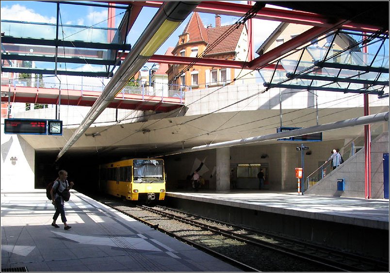 Großzügig nach oben geöffnet - 

Der Feuerbacher Stadtbahntunnel liegt flach unter der Straße und wurde in Deckelbauweise errichtet. Eröffnet wurde dieser Tunnel am 3.11.1990 als auch die beiden Linien 5 und 6 auf Stadtbahnbetrieb umgestellt wurden. Die Haltestelle Wilhelm-Geiger-Platz ist zum großen Teil nach oben offen. Architekten: Zabel - Rümelin/Schreiner. Ähnlich offene Haltestellen wurden bei der Stuttgarter Stadtbahn öfters gebaut. 

15.06.2004 (M)