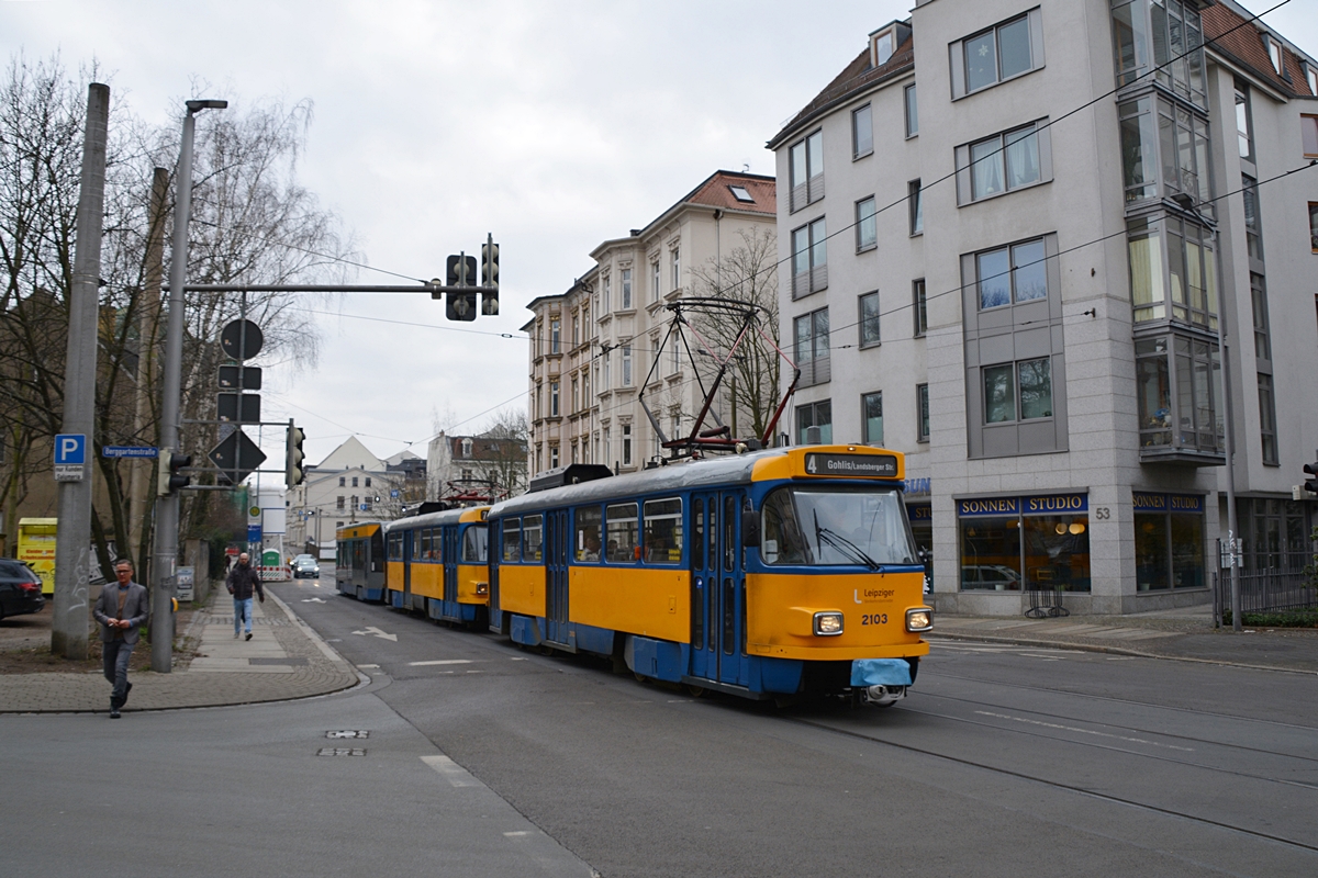 Großzug (2x T4D und 1x NB4) als Linie 4 verlässt die Haltestelle Menckestraße, Leipzig, 12.02.2018.