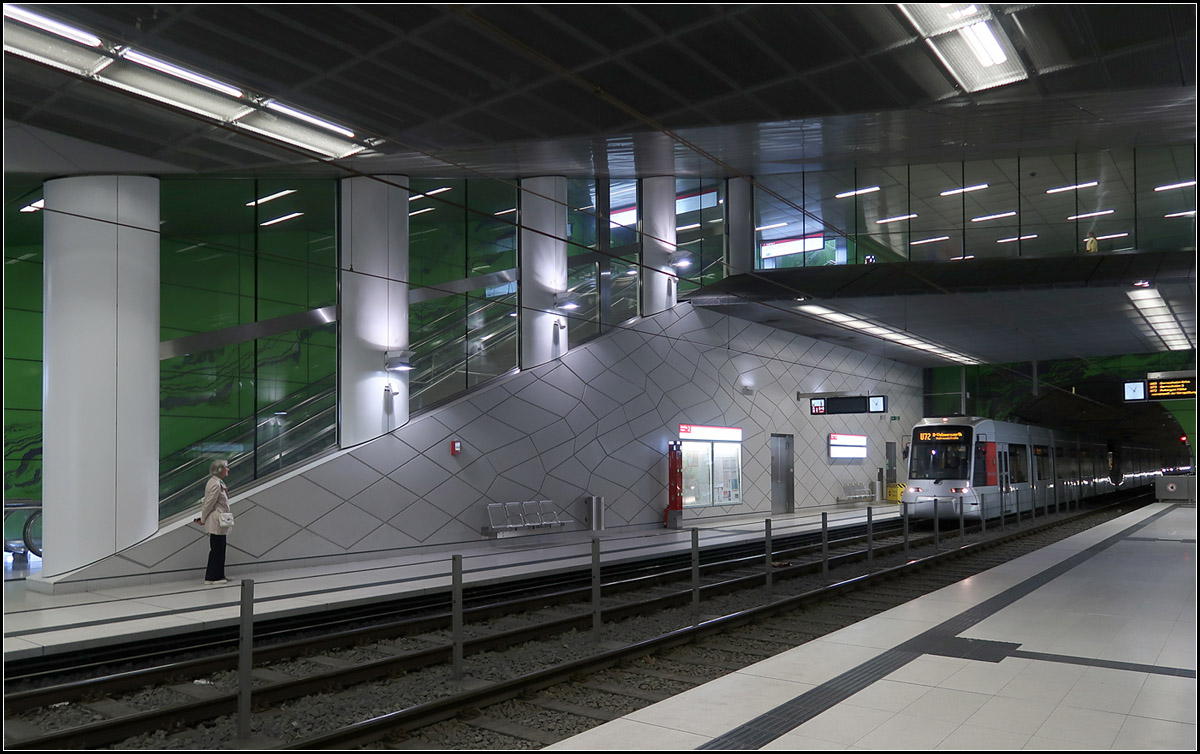 Grün als Hintergrundfarbe -

U-Station Graf-Adolf-Platz der Düsseldorfer Wehrhahnlinie. Die Wände neben den Treppenaufgängen und an den Tunnelportalen sind hier grün gestaltet. Früher hat man solche Galerien in U-Bahnhöfen offen gestaltet, heute sind aus brandschutztechnischen Gründen Glaswände erforderlich.

14.08.2018 (M)
