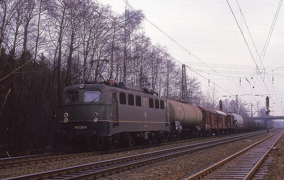 Grüne 140229 mit einem gemischten Güterzug in Osnabrück Hörne am 19.3.1987 um 10.50 Uhr Richtung Münster.