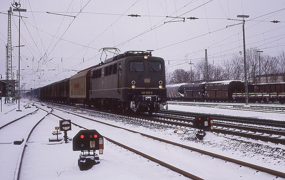 Grüne 140835 am 19.2.1987 um 12.16 Uhr bei der Durchfahrt in Hasbergen in Richtung Münster.