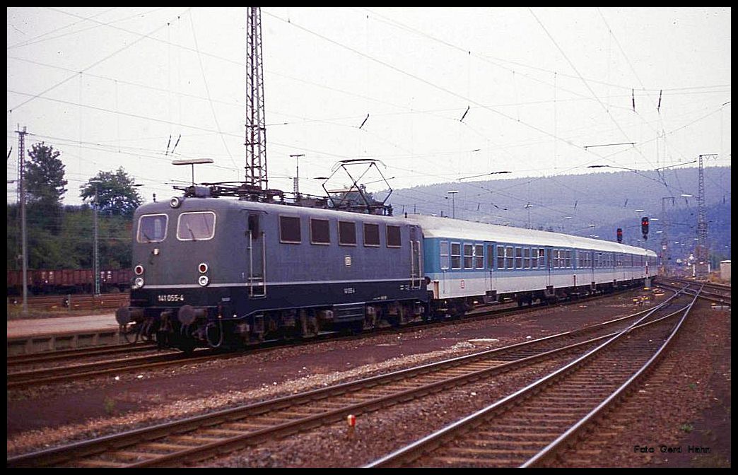 Grüne 141055 und komplett türkisfarbener Eilzug 3826 erreicht am 10.9.1989 um 18.20 Uhr aus Hannover kommend den Bahnhof Altenbeken. 