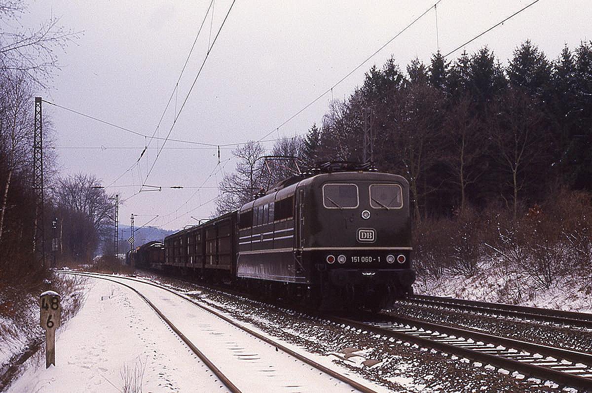 Grüne 151060 mit gemischtem Güterzug am 13.2.1987 um 13.57 Uhr in Osnabrück Hörne Richtung Hauptbahnhof unterwegs. Der Zug befindet sich genau an der Abzweigstelle des  Haller Willem . Dessen Strecke geht hier nach links in Richtung Georgsmarienhütte - Oesede ab. Die Strecke war damals stillgelegt!