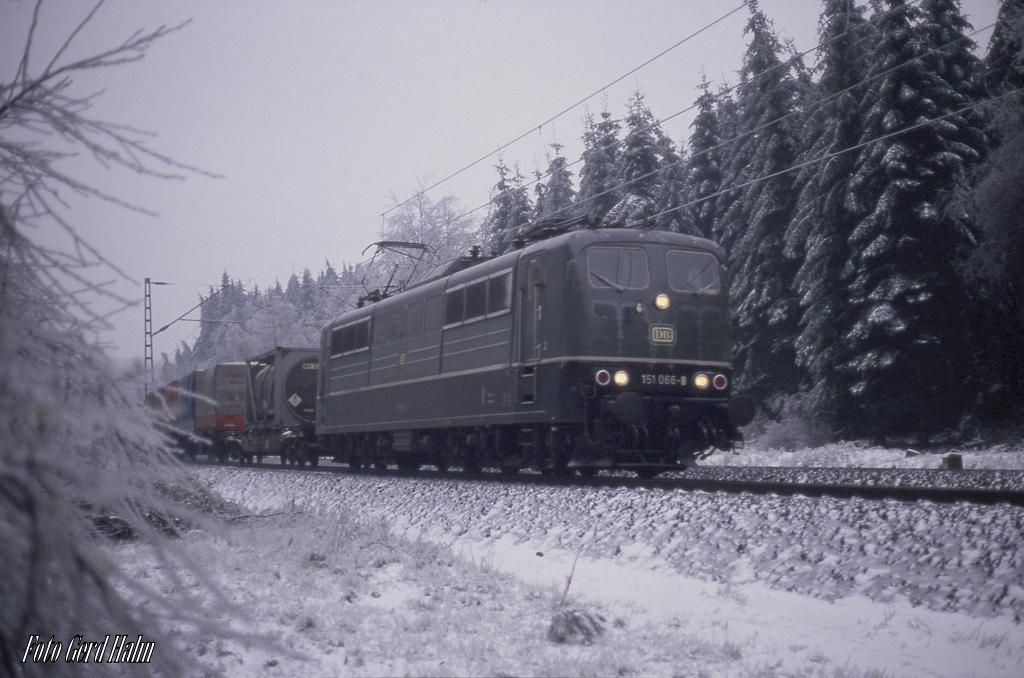 Grüne 151066 mit Güterzug Richtung Osnabrück am 3.12.1988 um 12.20 Uhr im Wiehengebirge bei Ostercappeln.