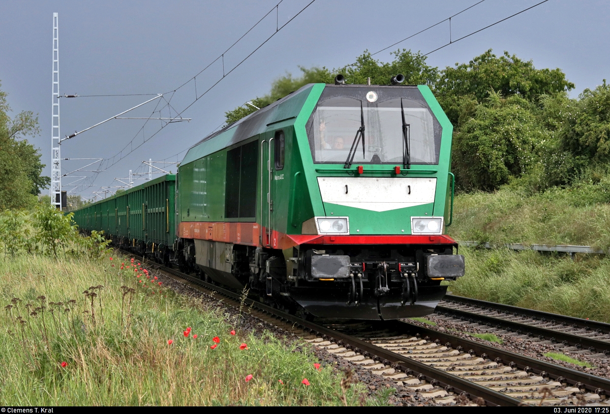 Grüne Lok, grüne Wagen, grüne Umgebung und ein gut gelaunter Tf:
Sandzug mit 264 005-0 (Voith Maxima 40 CC) der Starkenberger Güterlogistik GmbH fährt in Zscherben auf der Bahnstrecke Halle–Hann. Münden (KBS 590) Richtung Teutschenthal.
Viele Grüße zurück!
[3.6.2020 | 17:25 Uhr]