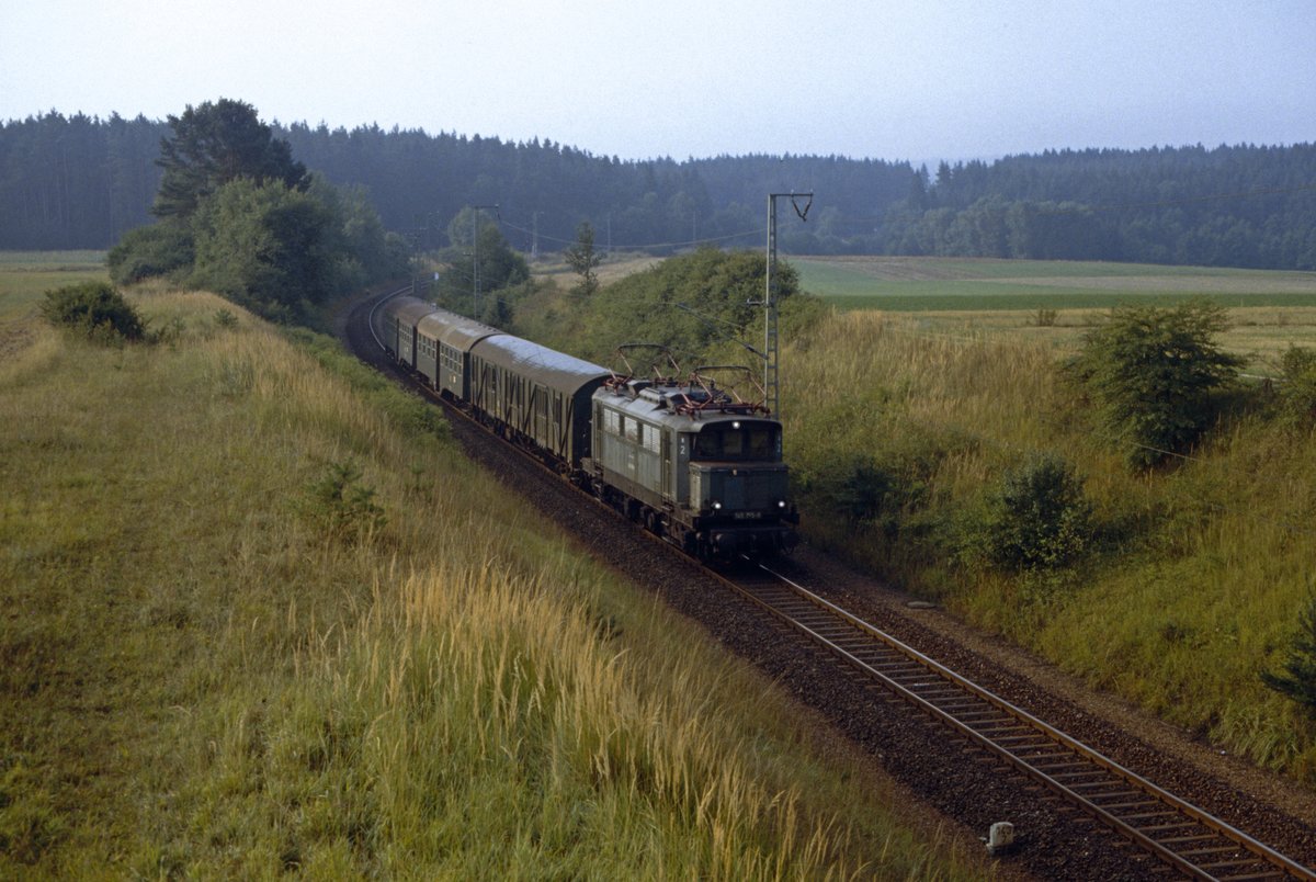 Grne Loks in grner Landschaft, das war  frher  oft das  Problem  im Sommer. Im August 1983 war 145 155, eine der aus dem Hllental noch nach Wrzburg umgesetzen  E 44 , bei Ebersdorf unterwegs. 