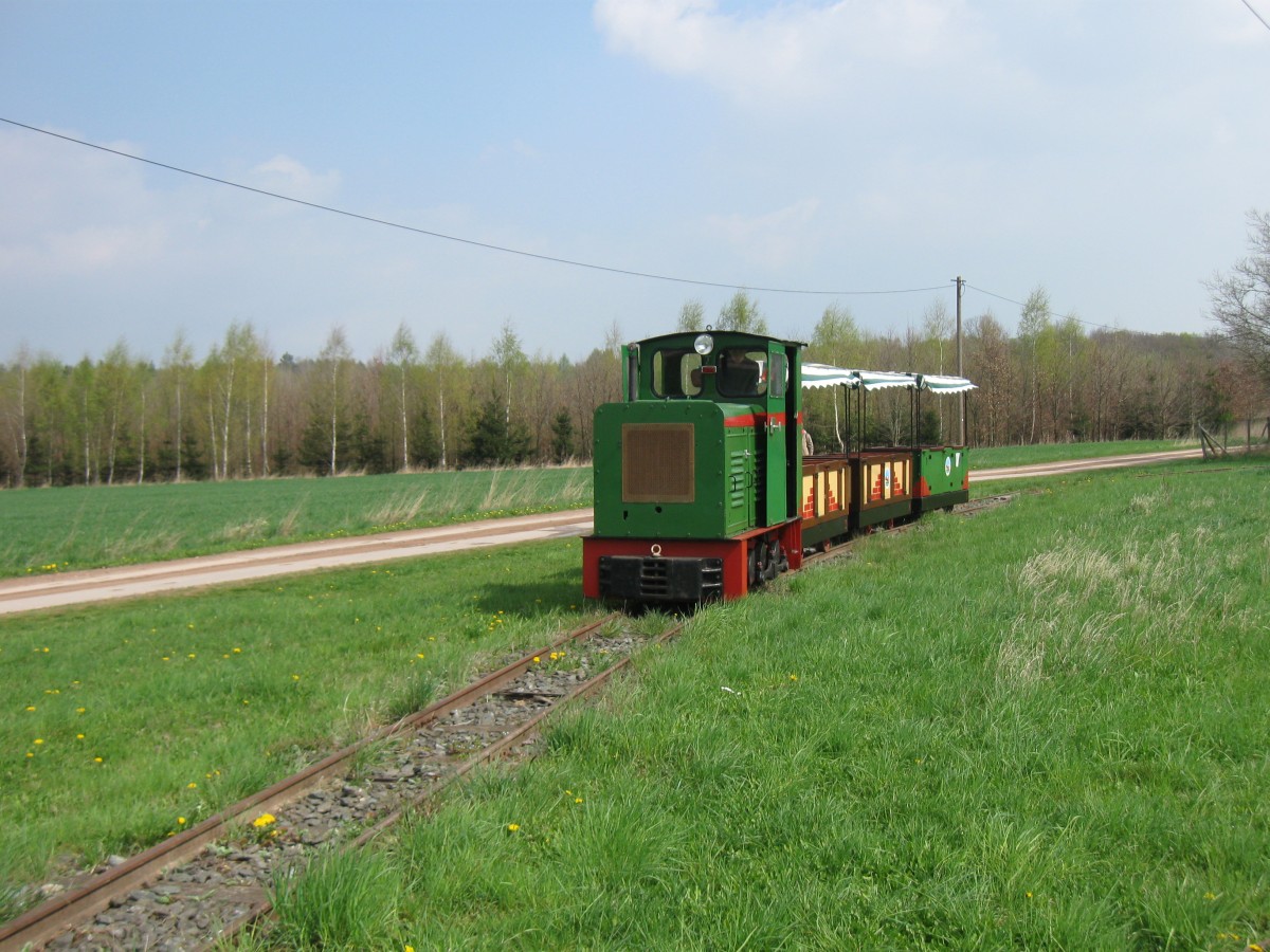 Grüne Ns2f der Niederwürschnitzer Ziegeleibahn/Feldbahn am 13.4.2014 während der Einführungsrunde.