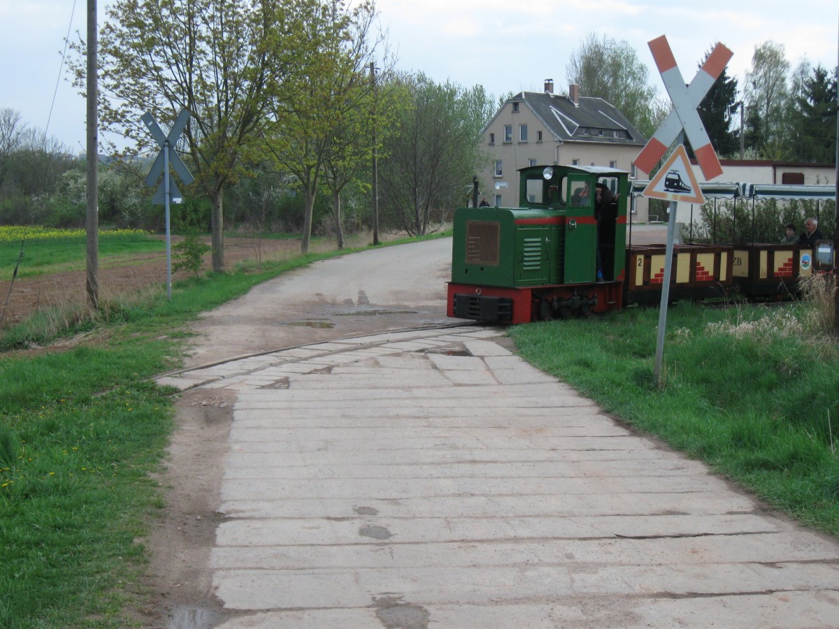 Grüne Ns2f der Niederwürschnitzer Ziegeleibahn/Feldbahn am 13.4.2014 kurz vor dem passieren des Bü am Haltepunkt.