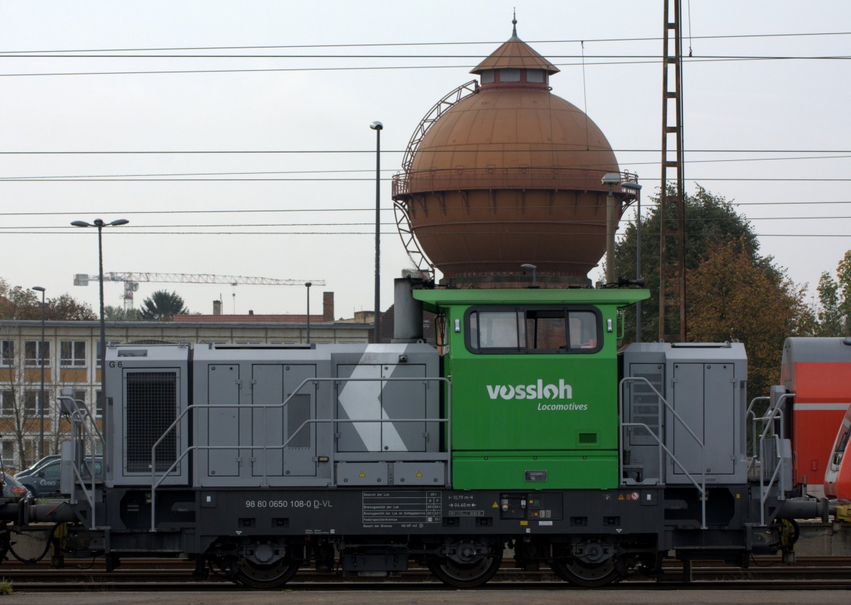 Grüne Vossloh mit braunem Kopf... 98 80 0650 108-0 rangiert in Cottbus.17.10.2014 10:04 Uhr.