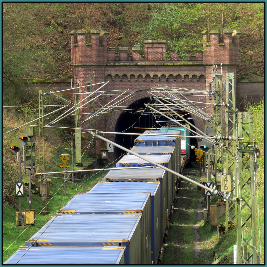 Grüne Welle am Gemmenicher Tunnel für diesen Containerzug.Immer wieder beeindruckend wie die Züge hier die Steilrampe hinauf nach Belgien bewältigen.
Am Geuser Weg unweit von Aachen im April 2014.