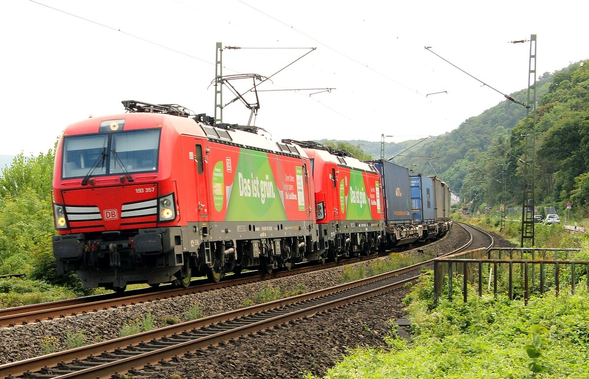 Grüner geht´s nicht: 193er Doppelpack aus 193 357 und 193 xxx am 01.09.2021 nahe Stolzenfels auf der linken Rheinseite.
