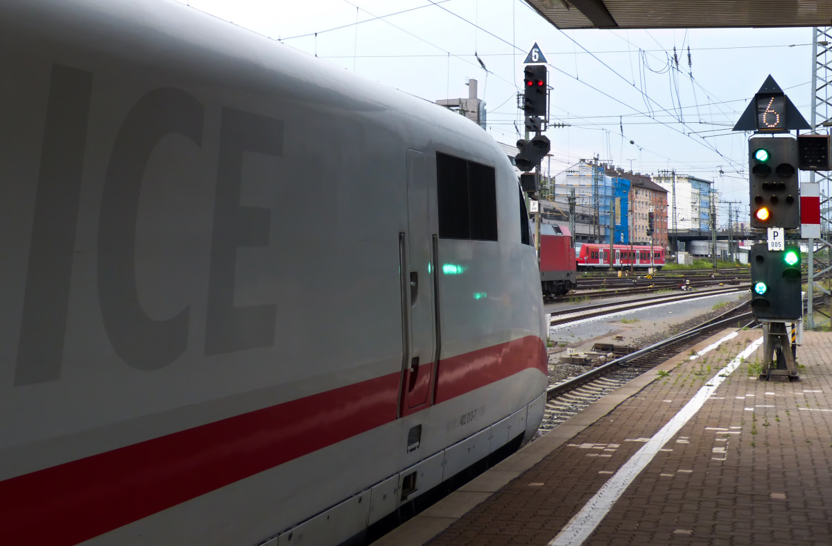 Grünes Licht für den ICE in Würzburg Fahrtrichtung Süden 29.05.2016