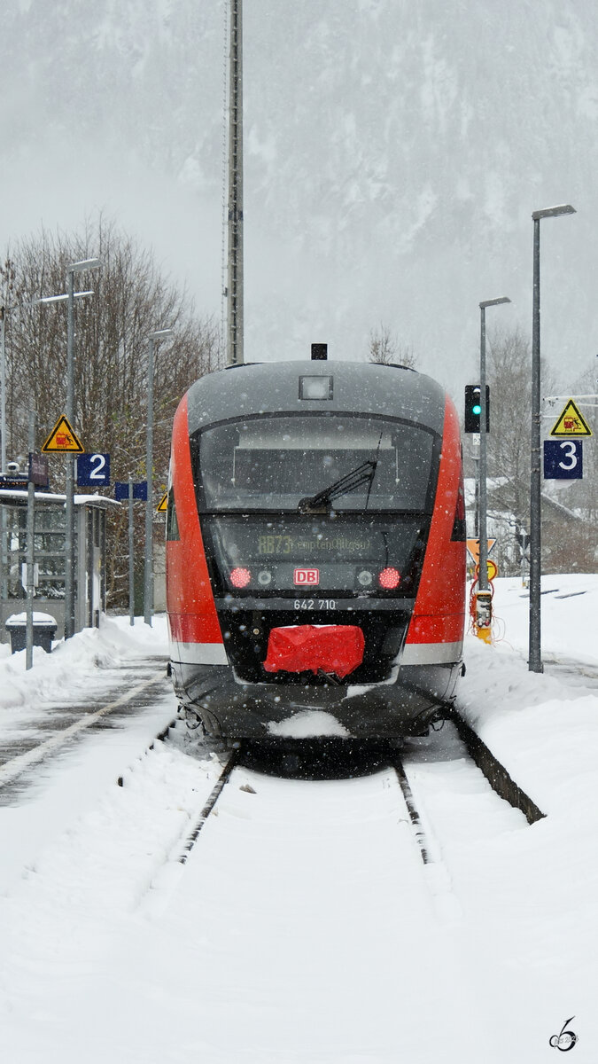 Grünes Signal für den Dieseltriebzug 642 710, so gesehen Ende November 2023 am Haltepunkt Pfronten-Steinach. (Aufnahmestandort: Fußweg zu Gleis 3)