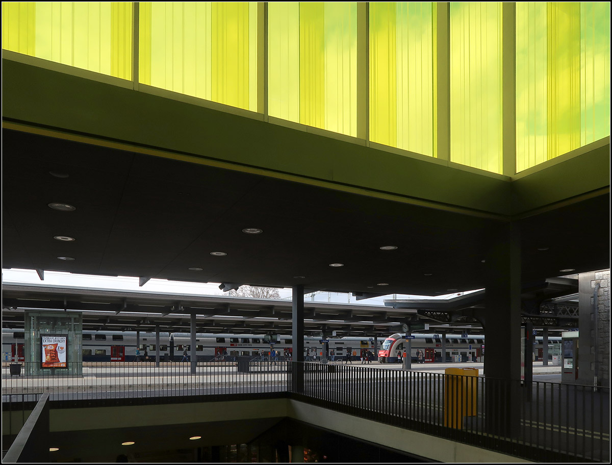 Grüngelb leuchtendes Oberlicht am Bahnhof -

Bahnhof Zürich-Oerlikon mit zwei S-Bahnzügen der Baureihe RABe 514.

13.03.2019 (M)