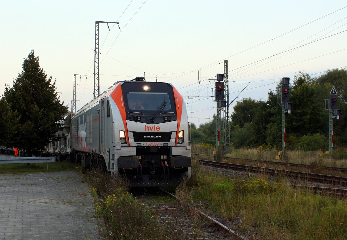 Grünschnitt mit Eurodual - um den Regionalverkehr und Güterverkehr auf der KBS 203 nicht zu stören, rangiert HVLE 159 007 mit Zug im Anschluss Binnenhafen Anklam am 10.09.2021 auf das Ladegleis neben der Parkfläche in der Hafenstrasse. 