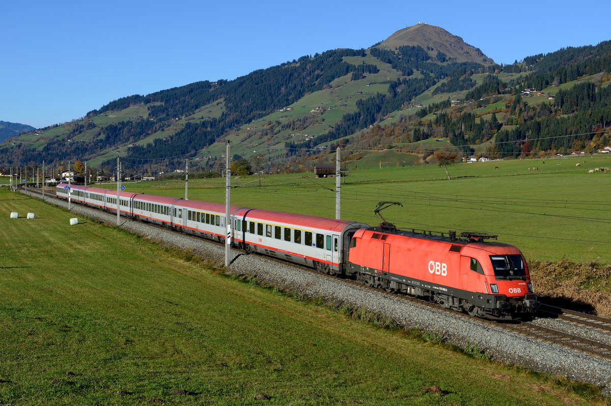 Grund, am 26. Oktober 2013 an die Giselabahn zu fahren, war der vermehrte Verkehr über die landschaftlich reizvolle Strecke. Aufgrund von Bauarbeiten bei Traunstein war die Korridorstrecke gesperrt und die Züge zwischen Wörgl und Salzburg nahmen den längeren innerösterreichischen Weg über Kitzbühel, Saalbach und Schwarzach-St.Veit. Hier ist der SO-OIC 30863 bei Brixen im Thale zu sehen, Zuglok ist 1116.066.