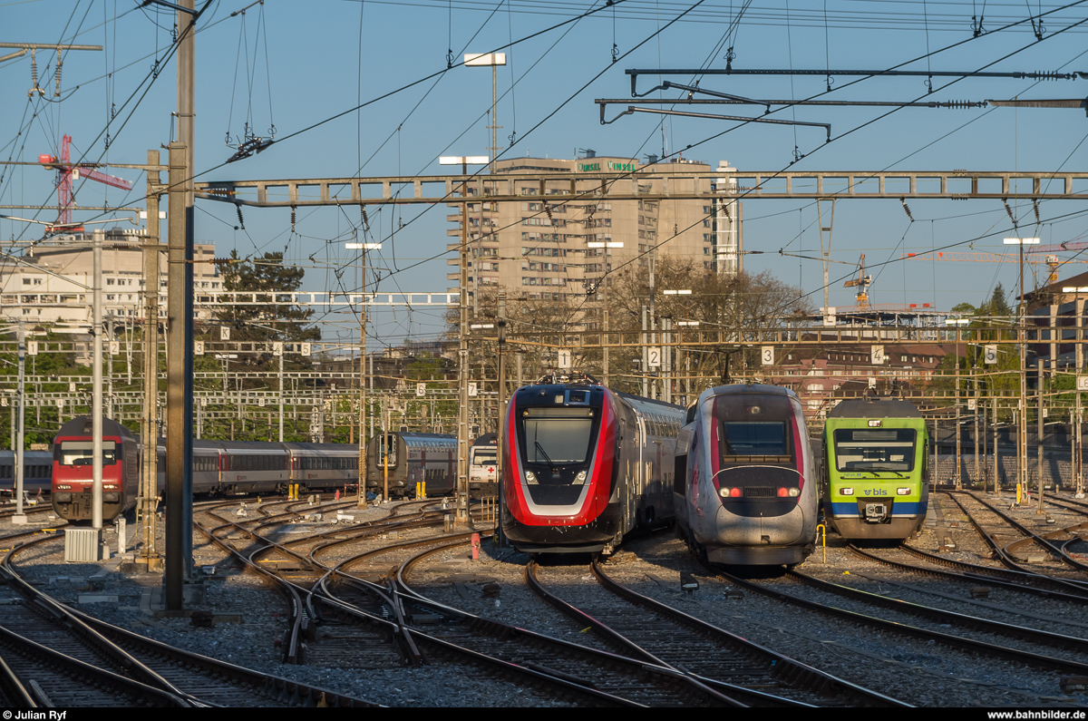 Gruppenbild am Morgen des 22. April 2017 in Bern. NINA RABe 525 011, TGV POS Triebkopf 4407 und Twindexx Swiss Express RABDe 502 002.