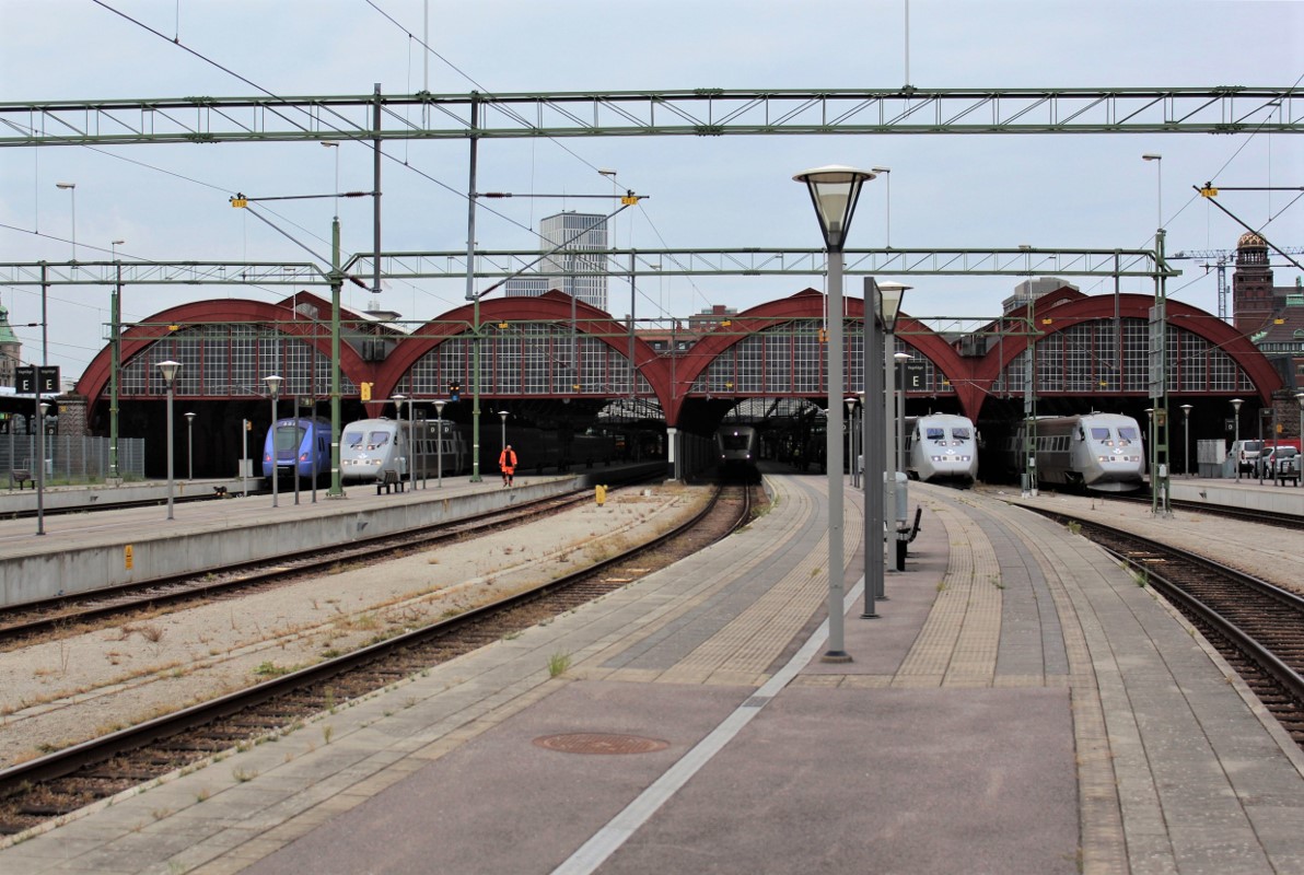 Gruppenfoto im Bahnhof Malmö C. Am 29.08.2018 stehen dort drei Snabbtågs der Reihe X2 ein Snabbtåg der Reihe X55 nach Göteborg (Mitte) und ein abgestellter Coradia Nordic (ganz links).