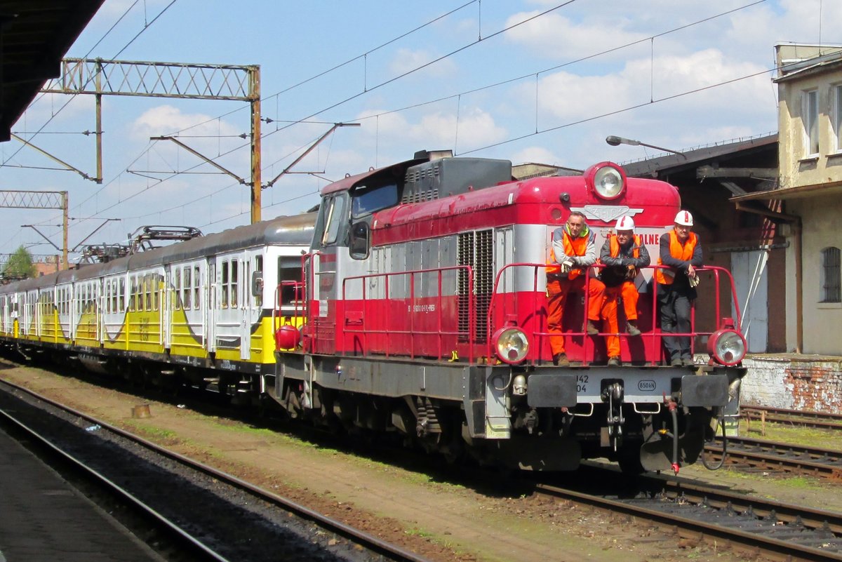 Gruppenportrait mit SU42-504 in Leszno am 29 April 2016.