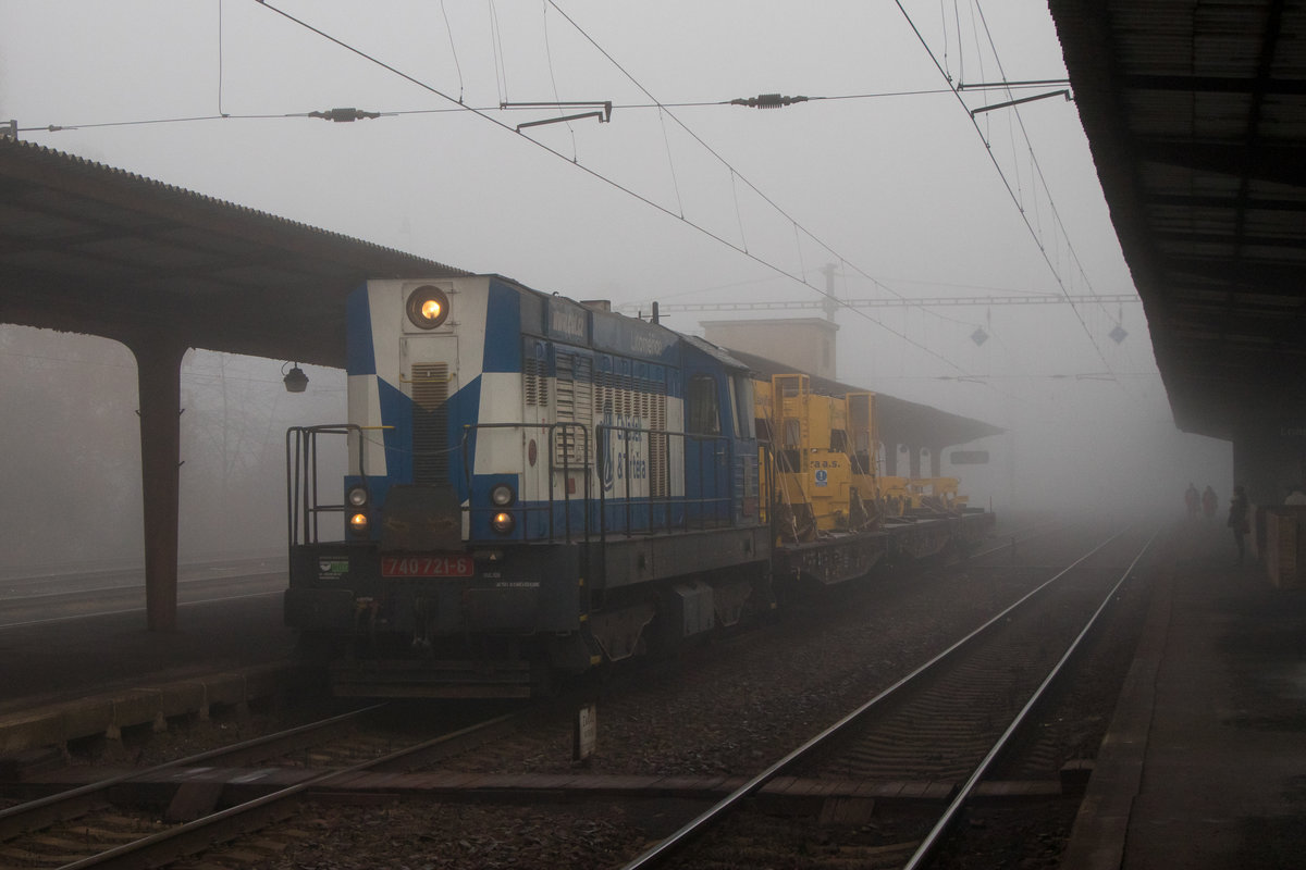 Gruslig ging es am 16. November 2018 in Bilina zu, als 740 721-6 mit einem Bauzug durch den Bahnhof fuhr. Erst kurz vor Schluss konnte man den Zug sehen. 