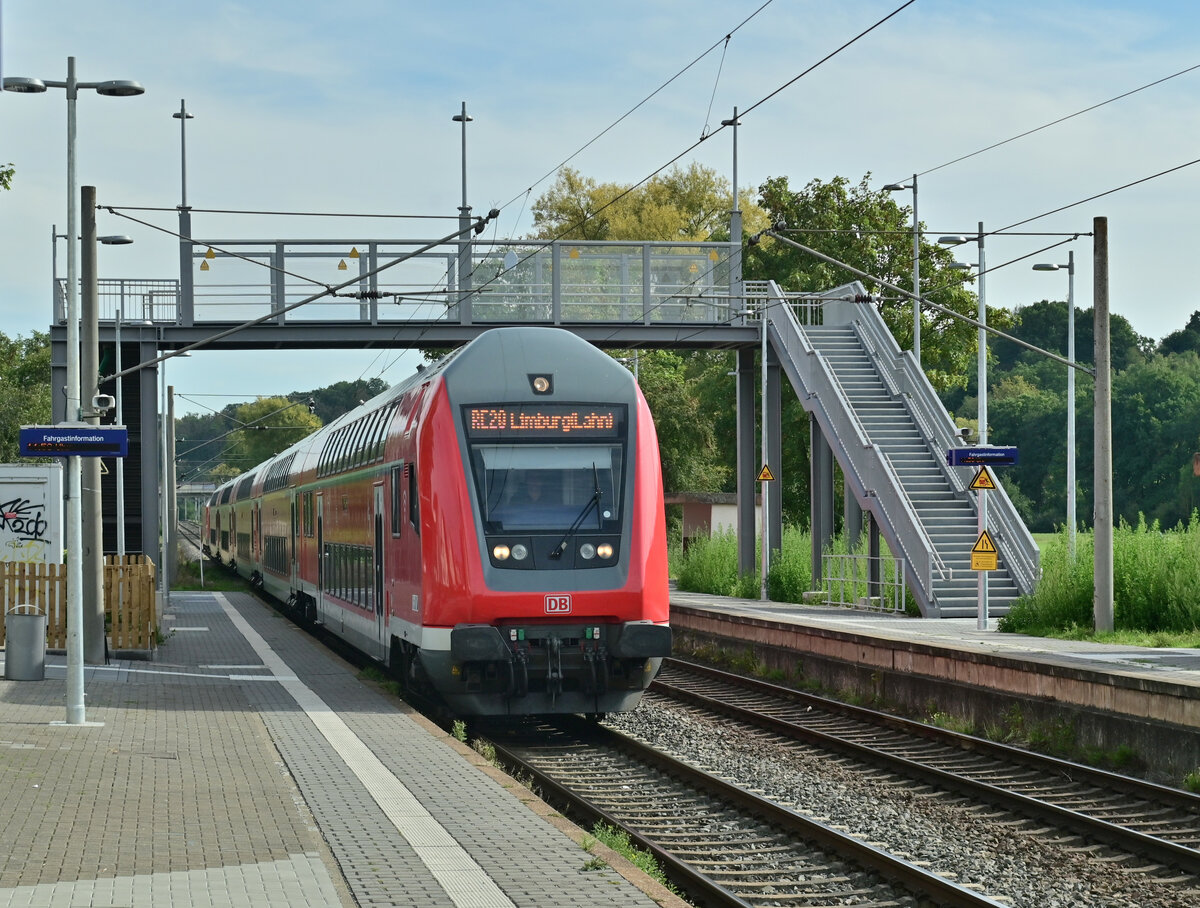 Gruß zurück an den Tf des RE20 der hier mit seinem Zug recht flott den Bahnhof Brechen gen Limburg Lahn durcheilt. Freitag den 23.9,2022