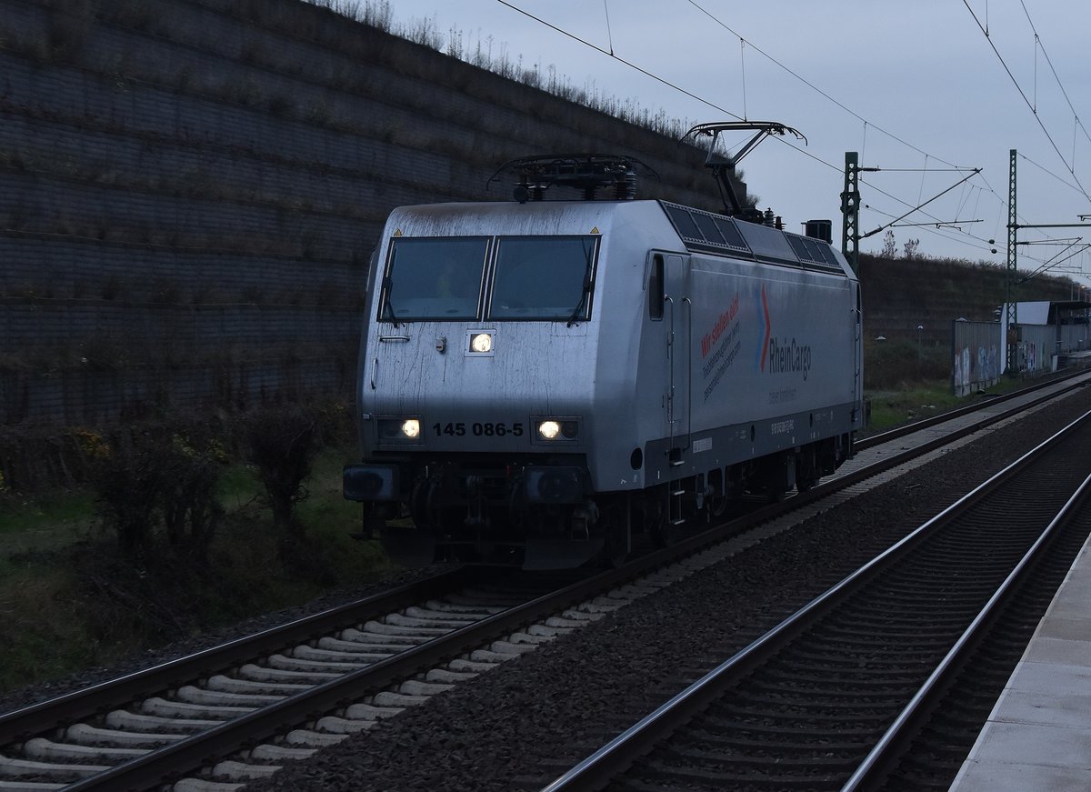 Gruß zurück an den Tf der RHC 145 086-5 der hier so freundlich den Fotografen in Allerheiligen grüßt, als er auf dem Weg nach Köln ist. Freitag den 4.11.2016