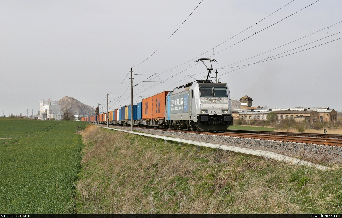 Gruß zurück!
186 436-2 unterwegs mit Containern der Zhengzhou International Hub Development (ZIH) in Teutschenthal Richtung Halle (Saale).

🧰 Railpool GmbH, vermietet an die HSL Logistik GmbH (HSL)
🕓 13.4.2022 | 13:03 Uhr