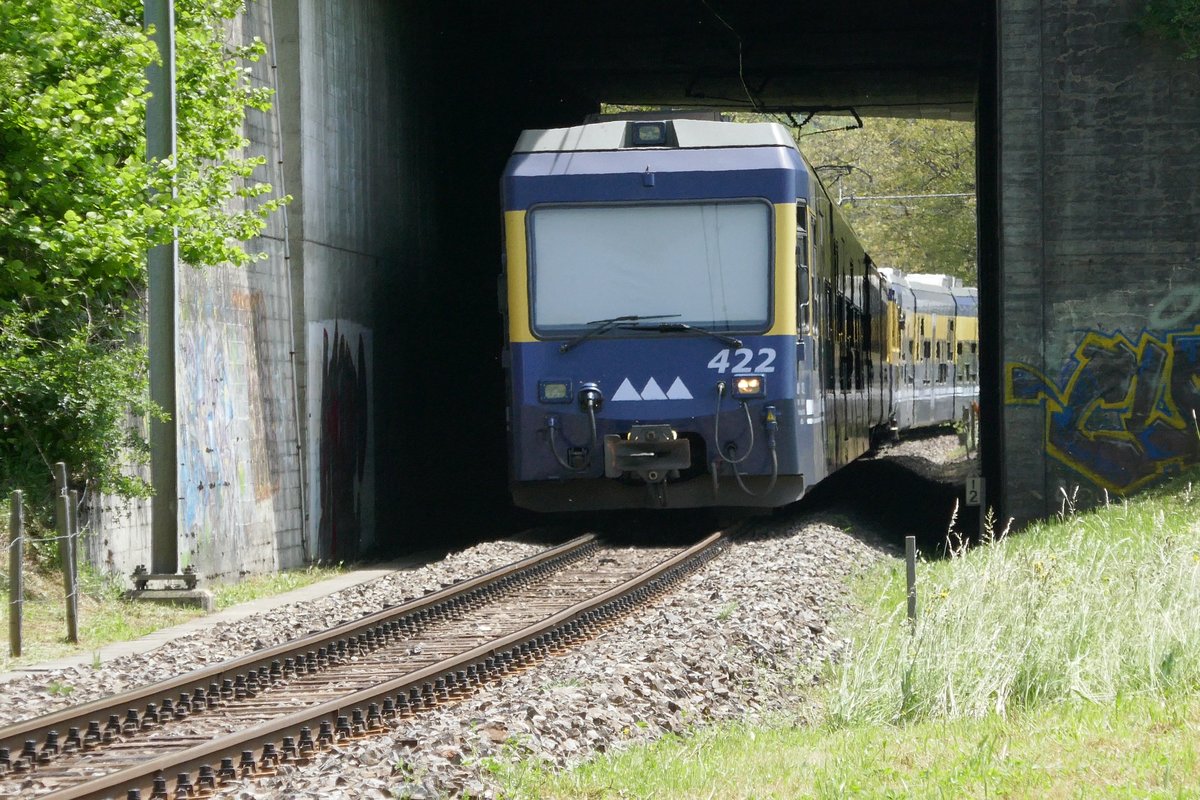 GSW 422 am 25.5.17 unter der Autobahnunterführung kurz nach Interlaken.