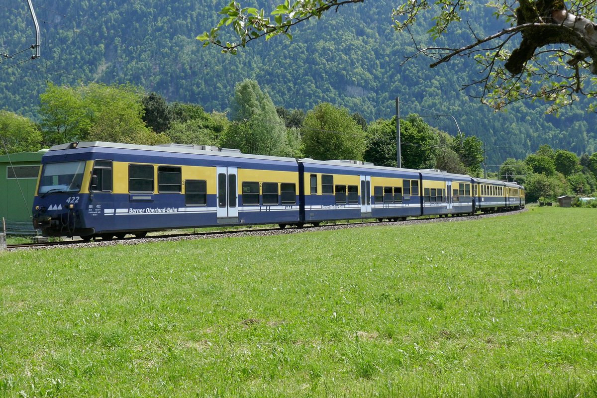 GSW 422 führt den Zug von Grindelwald und Lauterbrunnen an, am 25.5.17 kurz vor Interlaken.